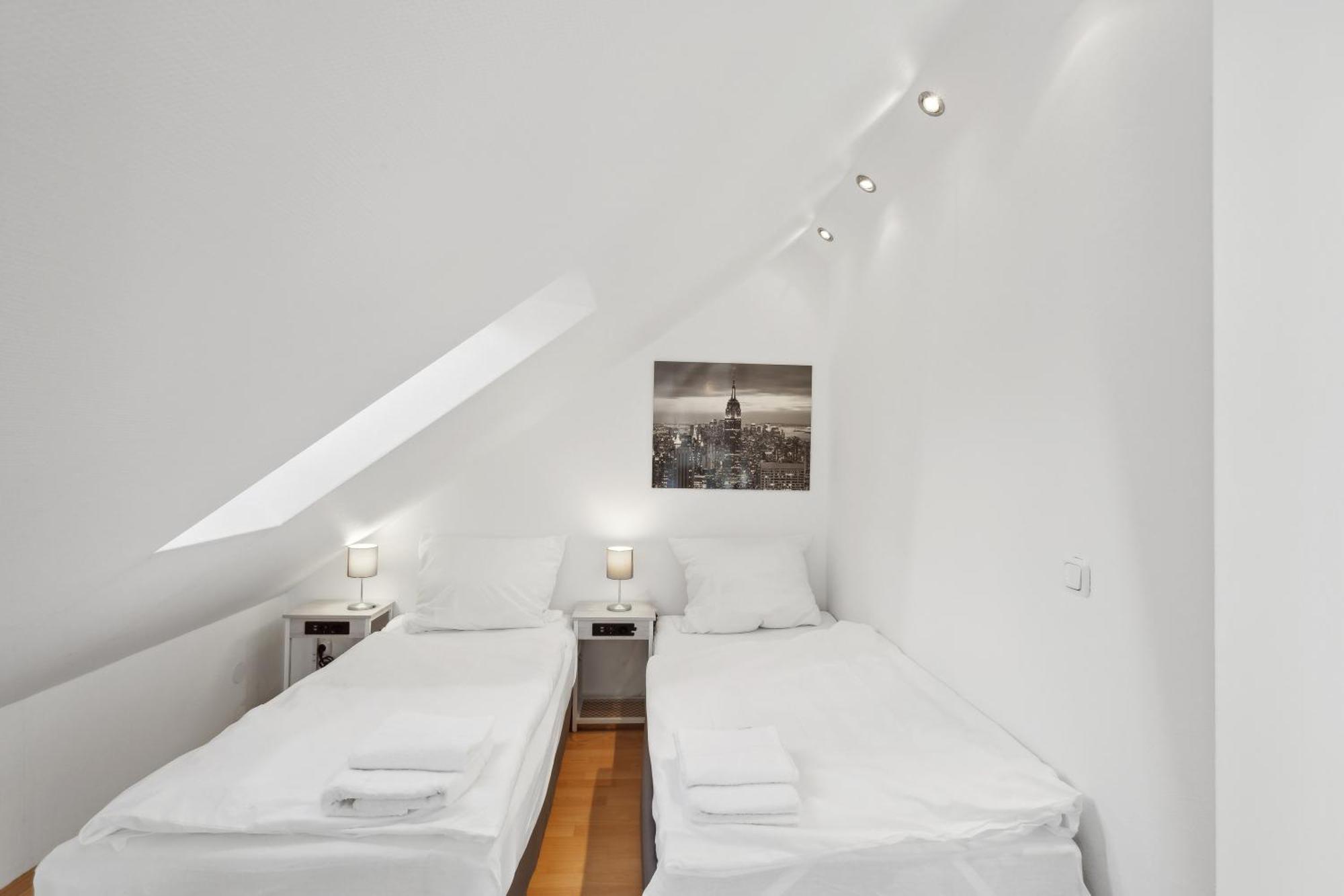 Stylish & Relaxing Penthouse ~ Workspace ~ Parking Apartment