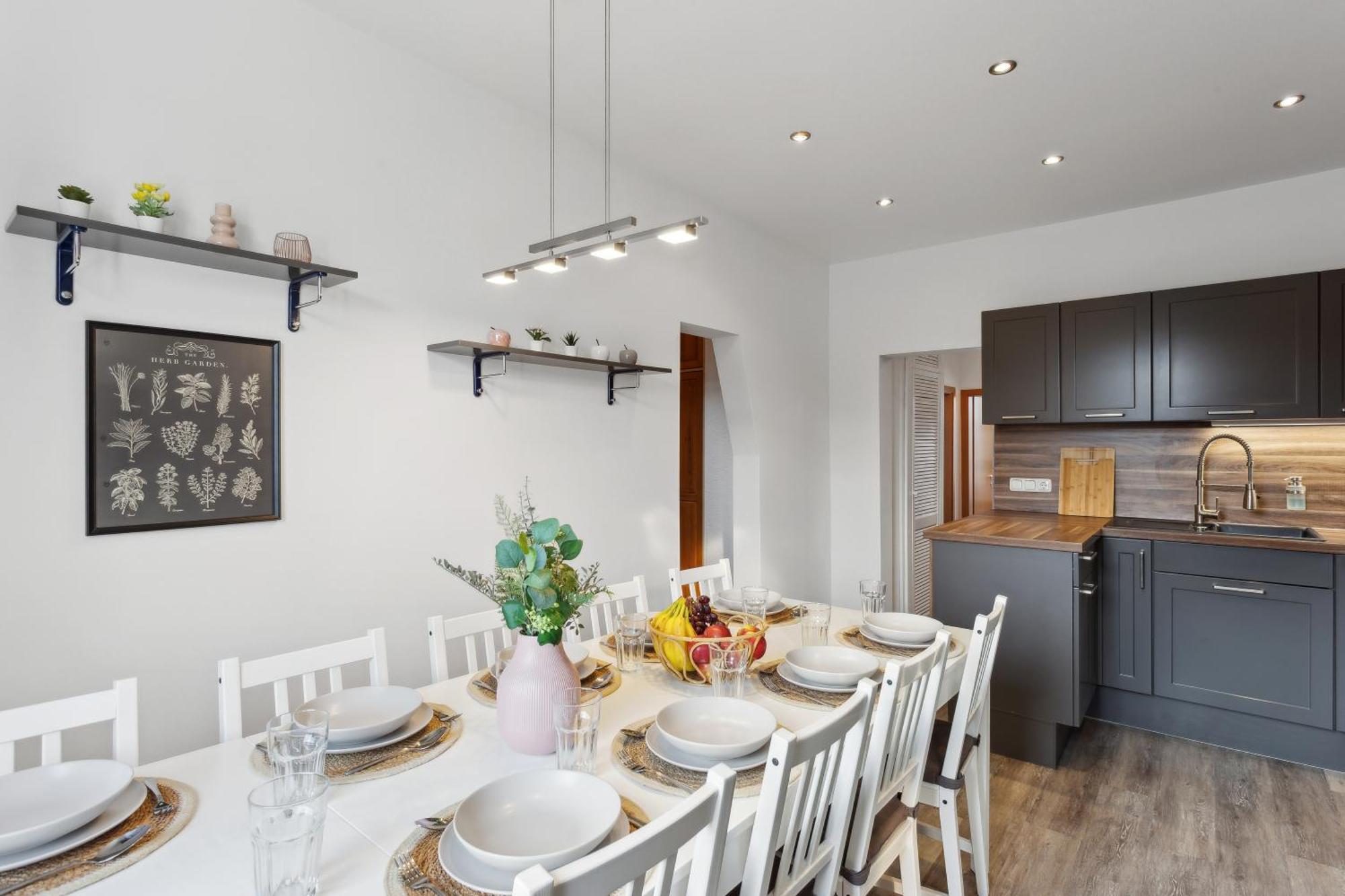 Stylish & Relaxing Penthouse ~ Workspace ~ Parking *